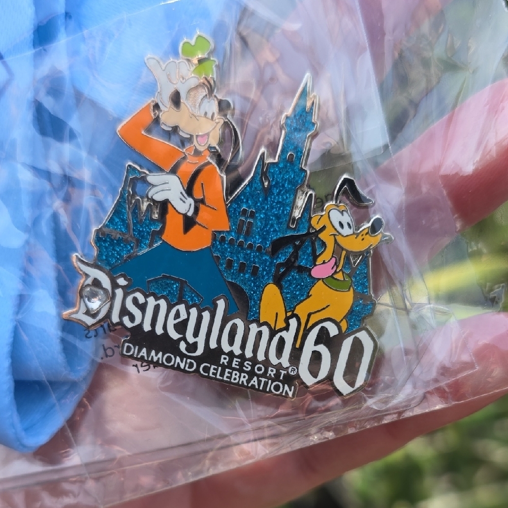 Disneyland Resort Diamond Celebration Lanyard, Pin And Luggage Tag - Picture 5 of 5